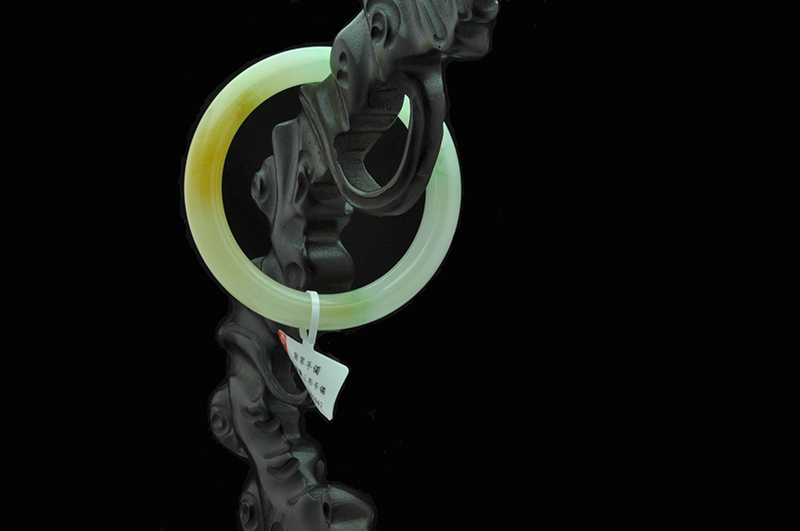 佩戴翡翠手镯时需要注意的地方