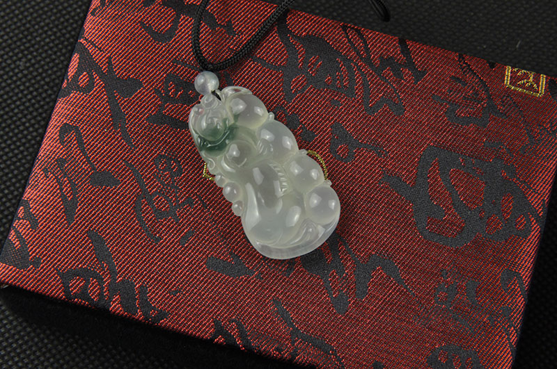 为何建议大家购买翡翠饰品时到实体店铺